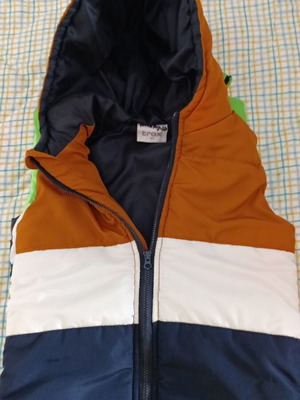 Sleeveless jackets 4 years like new, set of 2 pieces