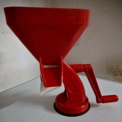 Tomato pulping machine used