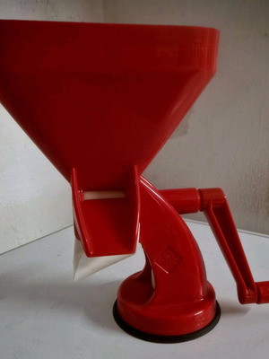 Tomato pulping machine used