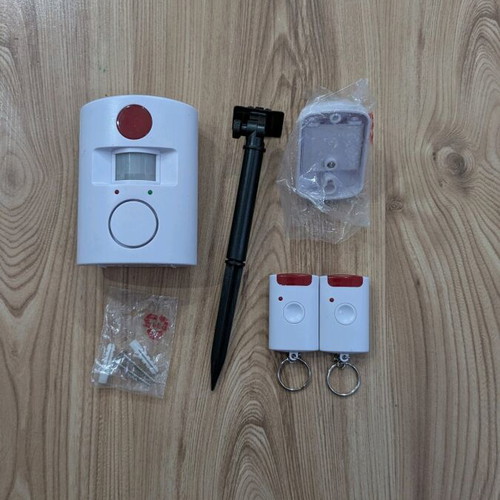 Wireless autonomous alarm with PIR motion detector, 2 remotes, like new