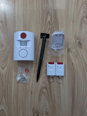 Wireless autonomous alarm with PIR motion detector, 2 remotes, like new