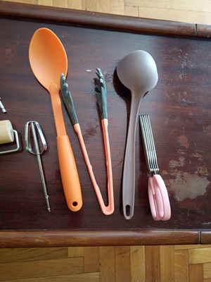 Kitchen utensils set like new, various tools