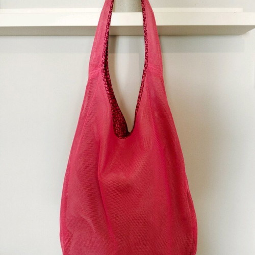 Nike gym bag like new, medium, fuchsia, shoulder type