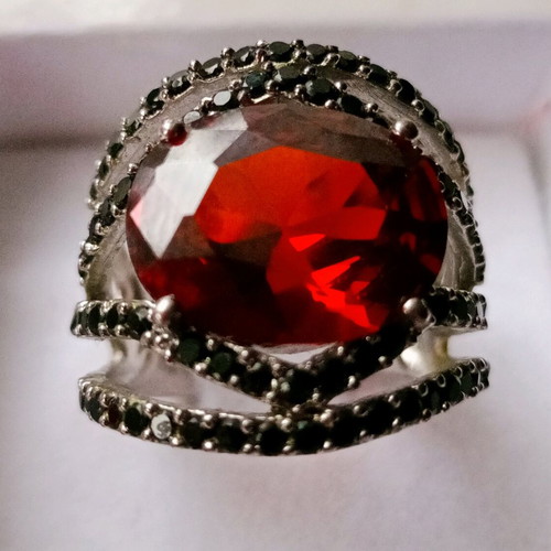 Vintage ring used Galerie Tsangarakis with red and black zircon