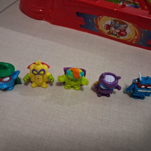 SuperZings Battle Spiners Arena with 5 SuperZings like new