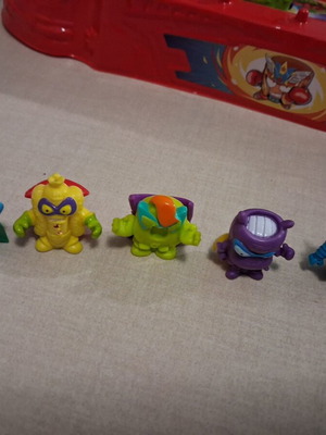SuperZings Battle Spiners Arena with 5 SuperZings like new