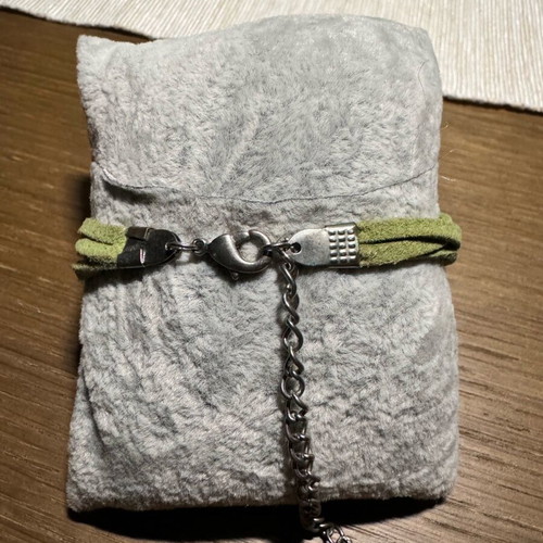 Bracelet used with suede cords and metal decorative elements green