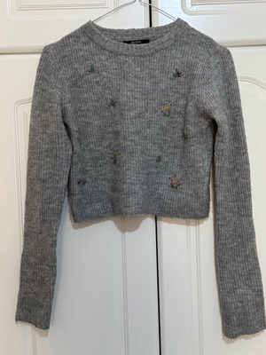 Bershka gray crop knit sweater like new with details