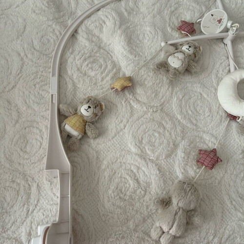 Sauthon crib mobile like new, wind-up with lullaby