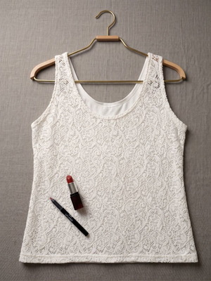 White camisole top like new with lace and free lipstick set