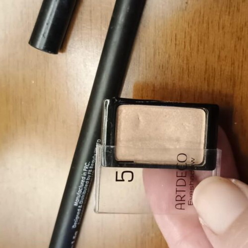 Artdeco eyeshadow set and Mua eyeliner pencil like new