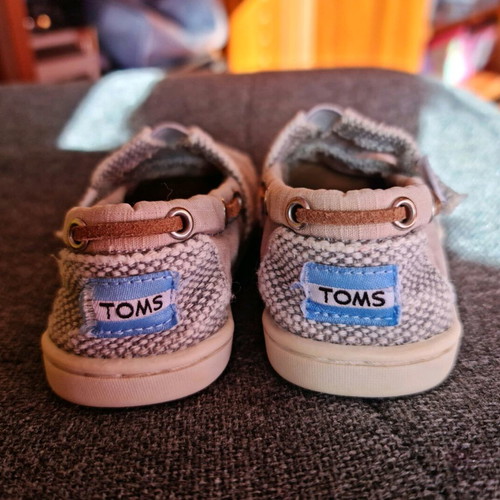 Toms T7 23.5 shoes in gray, like new