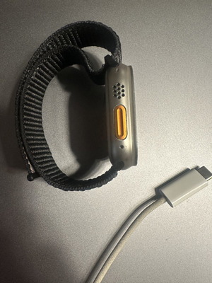 Apple Watch Ultra Series 1 με καλώδιο φόρτισης