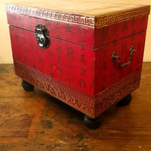 Retro Chinese red-bordeaux storage chest like new with feet