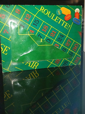 Roulette set like new with green felt and 100 chips