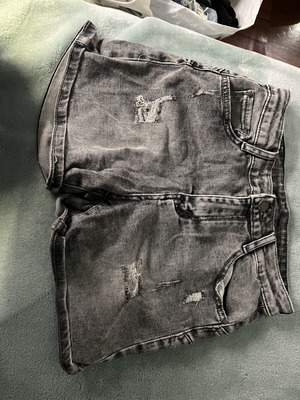 Jean shorts used, gray and black with pockets and rips, size M