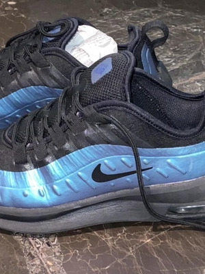 Nike Air Max Axis Throwback Future