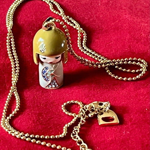 Μενταγιόν Kimmidoll Collection Yasuko με πέτρες Swarovski, σμάλτο και επιχρύσωση σαν καινούργιο