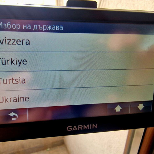 Garmin Nuvi 50 GPS navigation 5" like new with lifetime maps and 16GB SD card