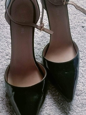 Black patent leather pumps with strap size 41 like new