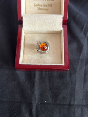 Silver 925 ring with amber stone like new