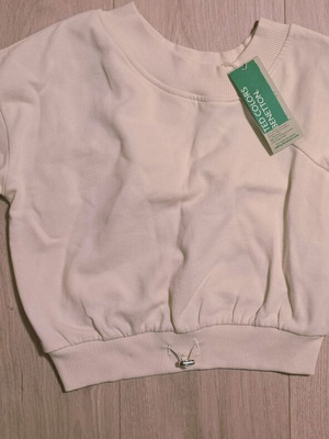 United Colors of Benetton cropped φούτερ με original shop tags attached
