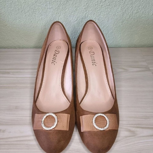 Brown-tan pumps size 39 like new with decorative buckle