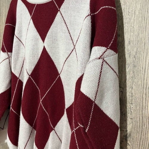 Knitted sweater like new with diamond pattern in burgundy and beige