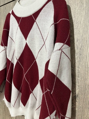 Knitted sweater like new with diamond pattern in burgundy and beige