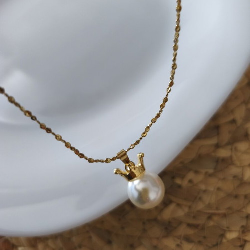 Pearl necklace with crown pendant