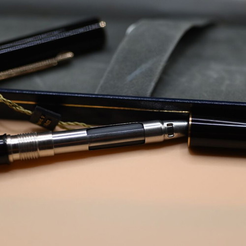Sheaffer TARGA 1022 Fountain Pen 18k Medium Nib new