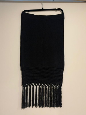 Knitted skirt with fringes new, size M, black