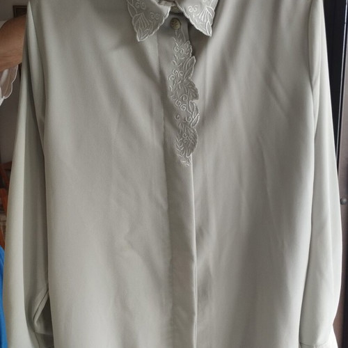 Vintage Jenny women's shirt size 2 with embroidery and shoulder pads like new, gray/off-white