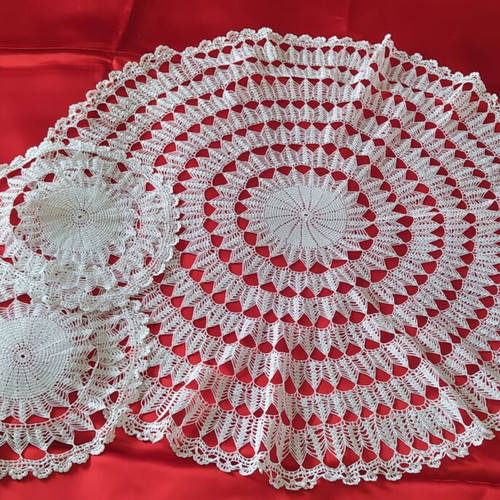 Handmade round table linen set with two napkins like new