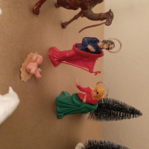 Nativity scene with 17 figures used