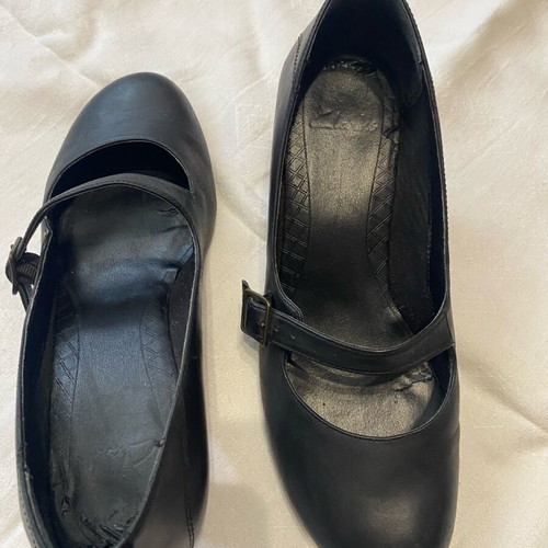 Clarks black pumps used with strap size 37
