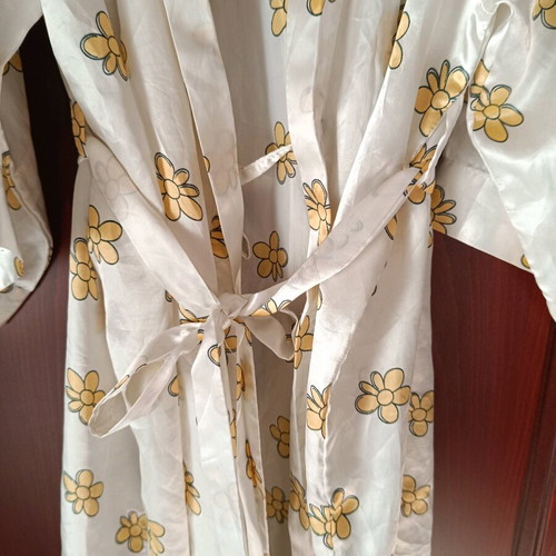 Satin robe white like new, size L