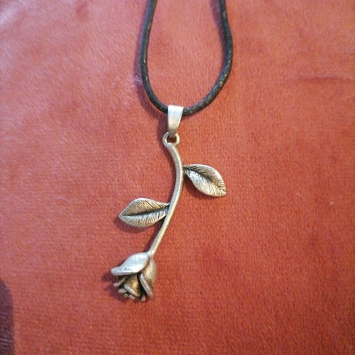 Handmade pendant necklace with metal rose like new