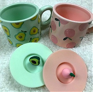 Σετ κούπες κεραμικές με μαλακό πλαστικό καπάκι με φρουτάκι, 4 τεμάχια, Διάσταση:  ύψος κούπας 8cm, μήκος ανοίγματος 10cm.Set of ceramic mugs. ΔΩΡΟ: 1 αυγουλιέρα ροζ πουά.