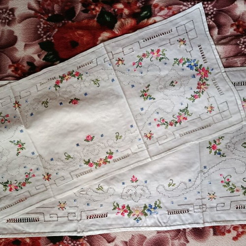 Vintage embroidered set of 6 white linen table runners