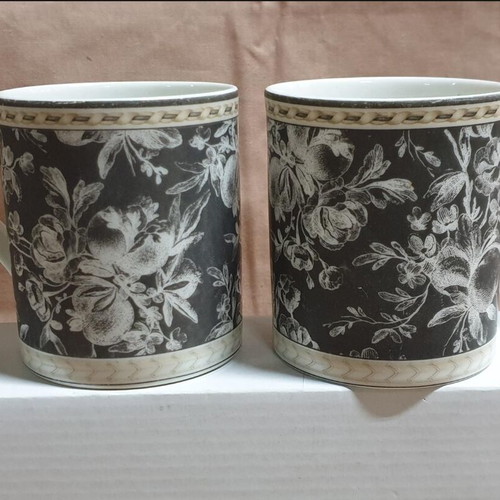 Royal Doulton mugs like new, set of 2, black and beige