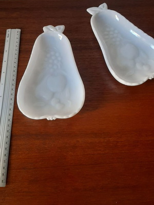 Ζευγάρι πιατάκια οπαλίνα σε σχήμα αχλάδι γαλακτερό γυαλί σαν καινούργιο