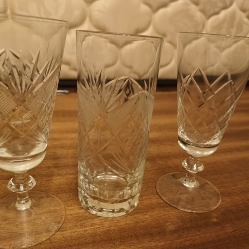 Crystal glasses set like new, 6 water, 5 wine V shape, 2 wine V shape different design