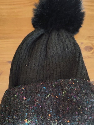 Σκούφος αφόρετος μαύρος με πολύχρωμες λεπτομέρειες