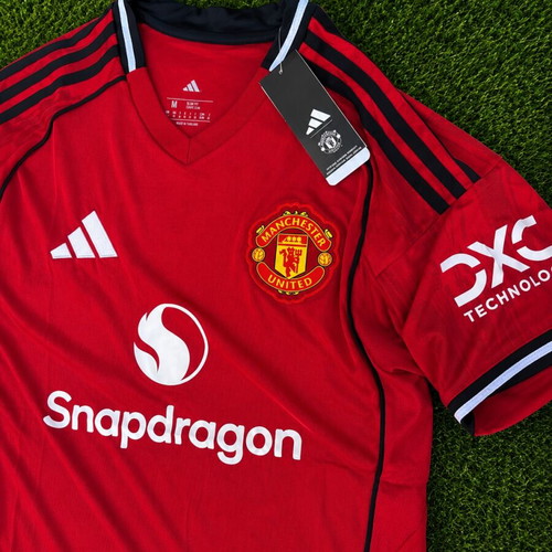 Manchester United 25/26 Jersey Medium new, red
