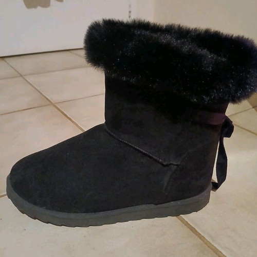Boots new with fur lining, black, size 40