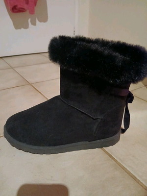 Boots new with fur lining, black, size 40