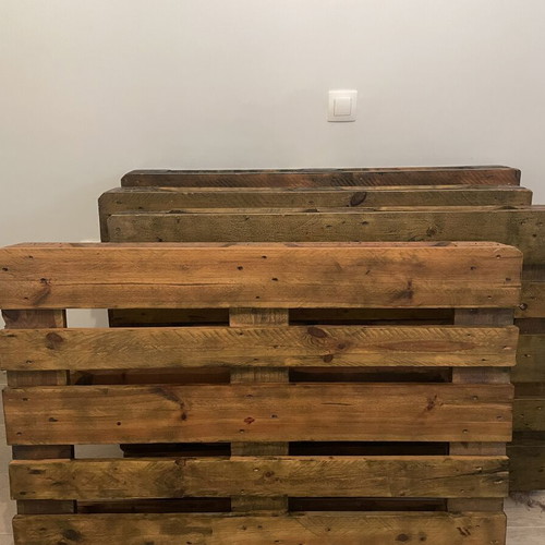 Wooden Palettes varnished, excellent quality, like new