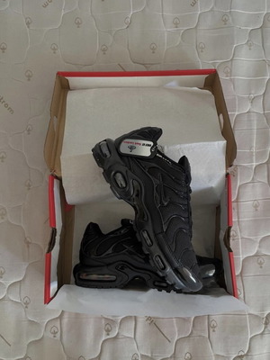 Nike TN sneakers, black, iconic dynamic design