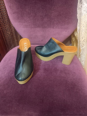 Women's leather clogs new, black